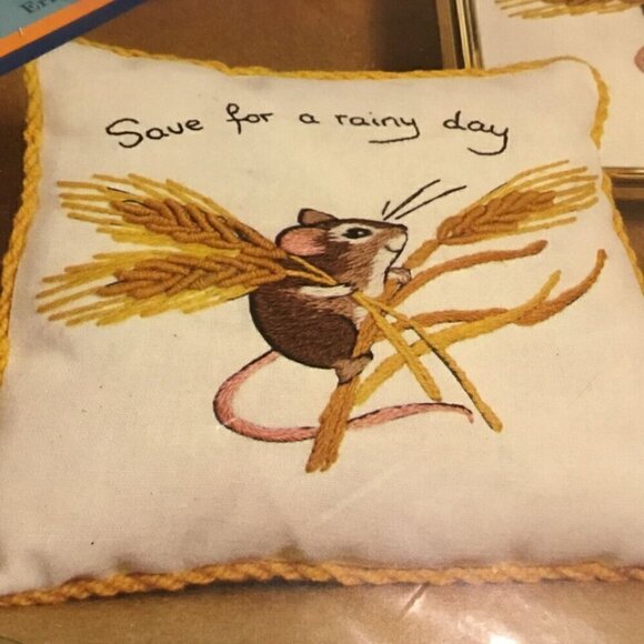 1974 COLUMBIA MINERVA SAVE FOR A RAINY DAY mouse CREWEL EMBROIDERY KIT new - Picture 2 of 6